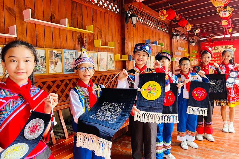 南寧市新陽(yáng)路小學(xué)苗繡社團(tuán)的學(xué)生進(jìn)行苗繡作品展示。南寧市新陽(yáng)路小學(xué)供圖