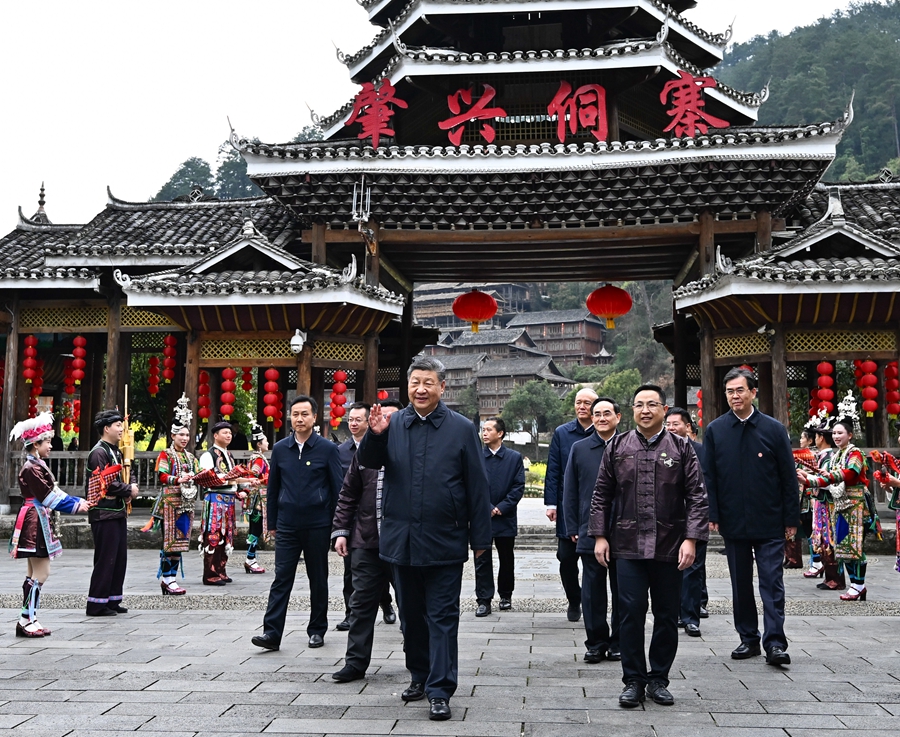 2025年3月17日下午,習(xí)近平在黔東南州黎平縣肇興侗寨考察時(shí),在寨門口向身著民族盛裝歡迎的村民揮手致意。新華社記者 燕雁 攝 2025年3月17日下午,習(xí)近平在黔東南州黎平縣肇興侗寨考察時(shí),在寨門口向身著民族盛裝歡迎的村民揮手致意。新華社記者 燕雁 攝