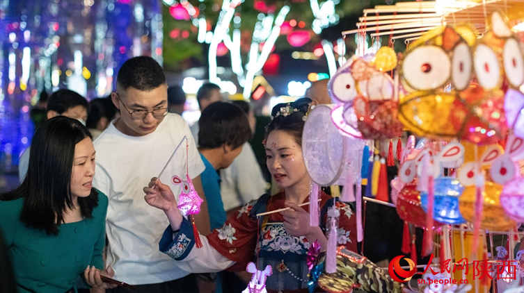 西安夜經(jīng)濟。人民網(wǎng)記者 翁奇羽攝