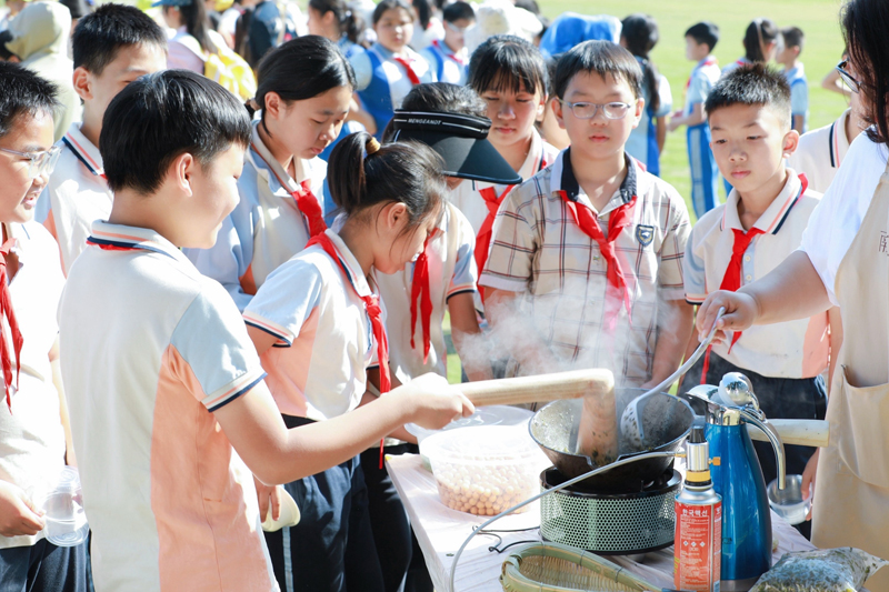 南寧市華西路小學(xué)開(kāi)展秋季研學(xué)實(shí)踐活動(dòng),高年級(jí)學(xué)生體驗(yàn)打油茶等非遺項(xiàng)目。南寧市華西路小學(xué)供圖