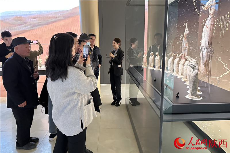 旅客正在參觀展覽。人民網(wǎng)記者 李志強攝